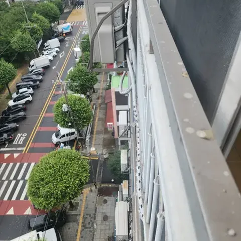 베란다 난간 배관 테이핑 진행 현장