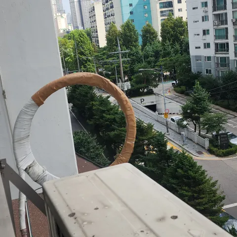 테이프 없이 보온재만 남은 배관 코일