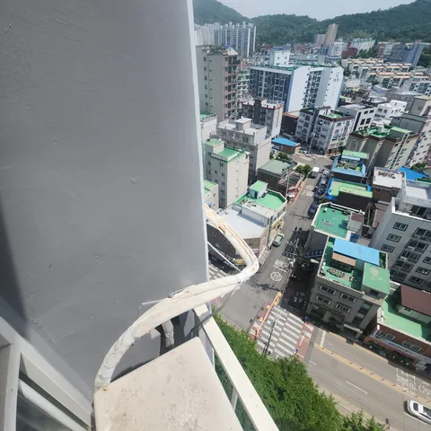 화성시 옥상 모서리 배관 마감 - 보수 전