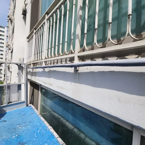 난간 옆 노출 배관 테이핑 - 보수 후