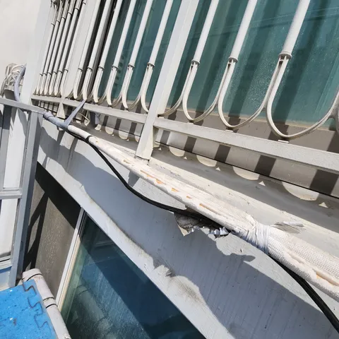 난간 옆 노출 배관 테이핑 - 보수 전